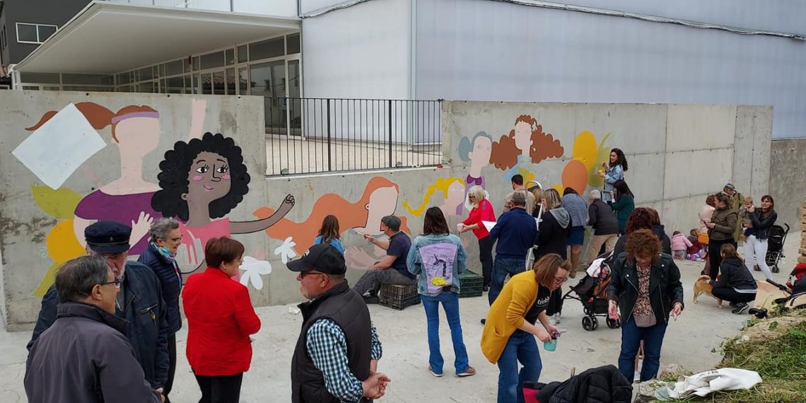 Un mural d’Ester Llorens Artiola pintat pel veïnat visibilitza les dones de Benifallet