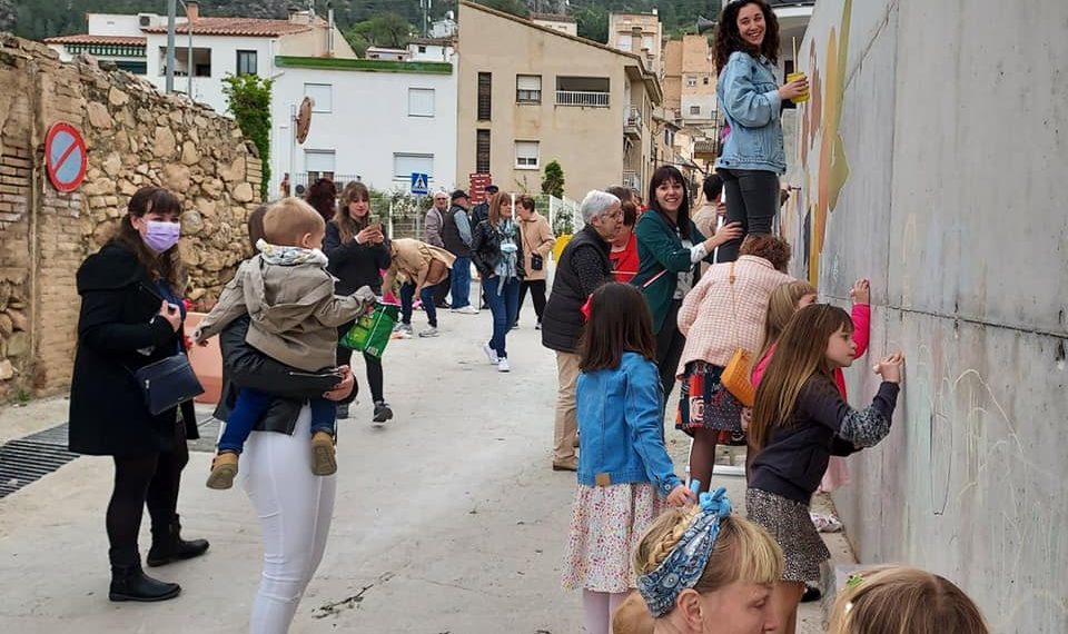 Un mural d’Ester Llorens Artiola pintat pel veïnat visibilitza les dones de Benifallet