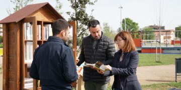 Deltebre instal·la vitrines mòbils amb llibres de préstec per incentivar la lectura