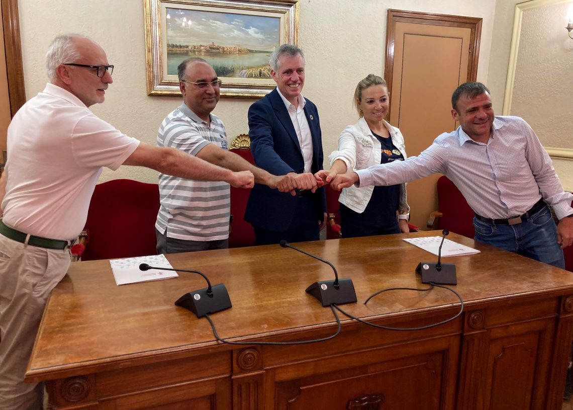 Amposta internalitza la plantilla de la piscina municipal després de tres anys de negociacions