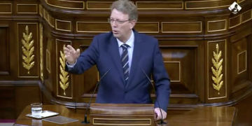 El moment en què Bel s’ha jugat un dinar amb els 154 diputats del PP, Ciutadans i Vox