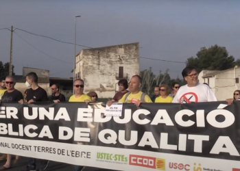 Els sindicats tallen l’eix de l’Ebre a Tortosa per una educació pública de qualitat