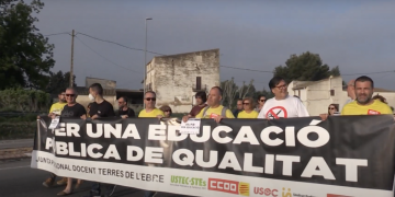 Els sindicats tallen l’eix de l’Ebre a Tortosa per una educació pública de qualitat