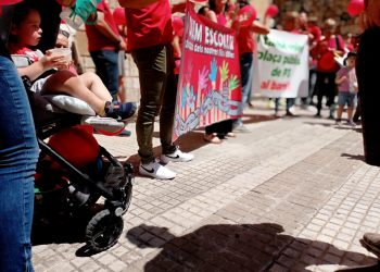 [#Vídeo] La protesta de les famílies afectades per la preinscripció escolar a Tortosa