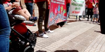 [#Vídeo] La protesta de les famílies afectades per la preinscripció escolar a Tortosa