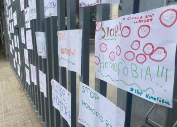 Tortosa rebutja la pintada homòfoba apareguda a l’escola de Sant Llàtzer, que investigarà la Policia Local
