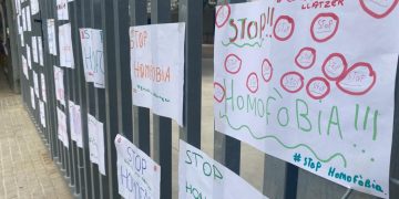 Tortosa rebutja la pintada homòfoba apareguda a l’escola de Sant Llàtzer, que investigarà la Policia Local