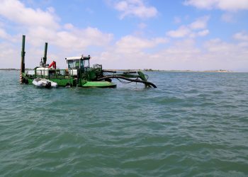 Deltebre torna a dragar la bocana del riu mentre insta la Generalitat a fer-se’n càrrec