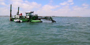 Deltebre torna a dragar la bocana del riu mentre insta la Generalitat a fer-se’n càrrec