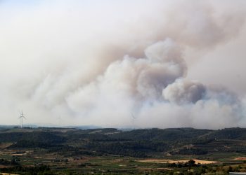 L’incendi forestal de Corbera d’Ebre crema 300 hectàrees, encara sense control