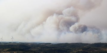 L’incendi forestal de Corbera d’Ebre crema 300 hectàrees, encara sense control