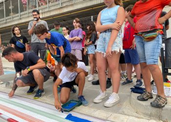 L’Escola Sant Llàtzer torna a pintar el pas de vianants amb la bandera LGBTI