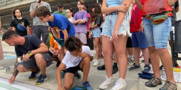 L’Escola Sant Llàtzer torna a pintar el pas de vianants amb la bandera LGBTI