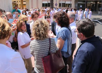 Xiulets i cassolada a l’hospital de Jesús per a la directora del CatSalut