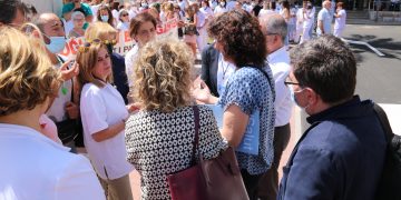 Xiulets i cassolada a l’hospital de Jesús per a la directora del CatSalut