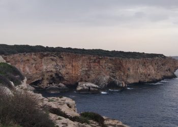 Menorca: cales, penya-segats, aigües turqueses i català salat