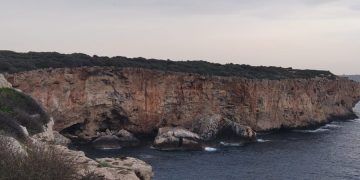 Menorca: cales, penya-segats, aigües turqueses i català salat