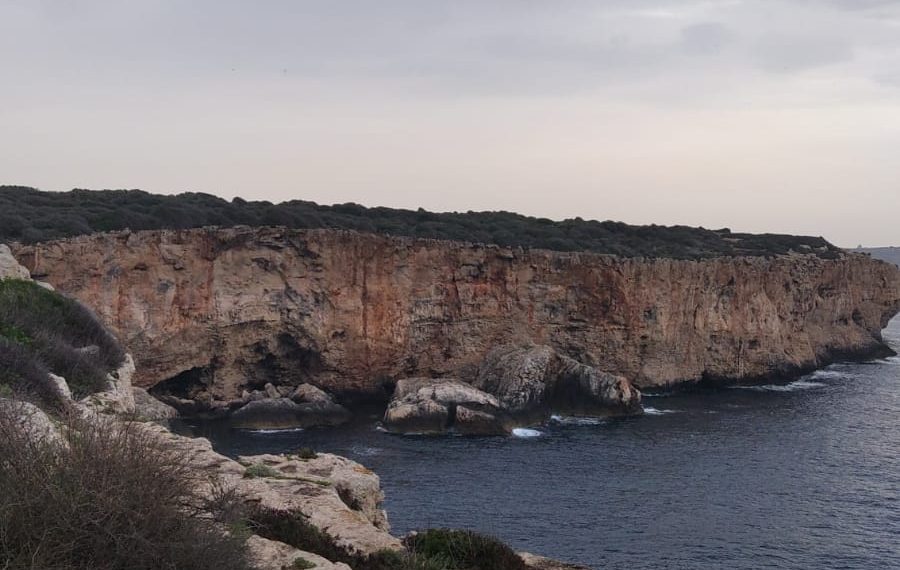 Menorca: cales, penya-segats, aigües turqueses i català salat