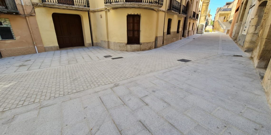 Tortosa acaba les obres als carrers entre la nova plaça de la Catedral i l’escola Remolins