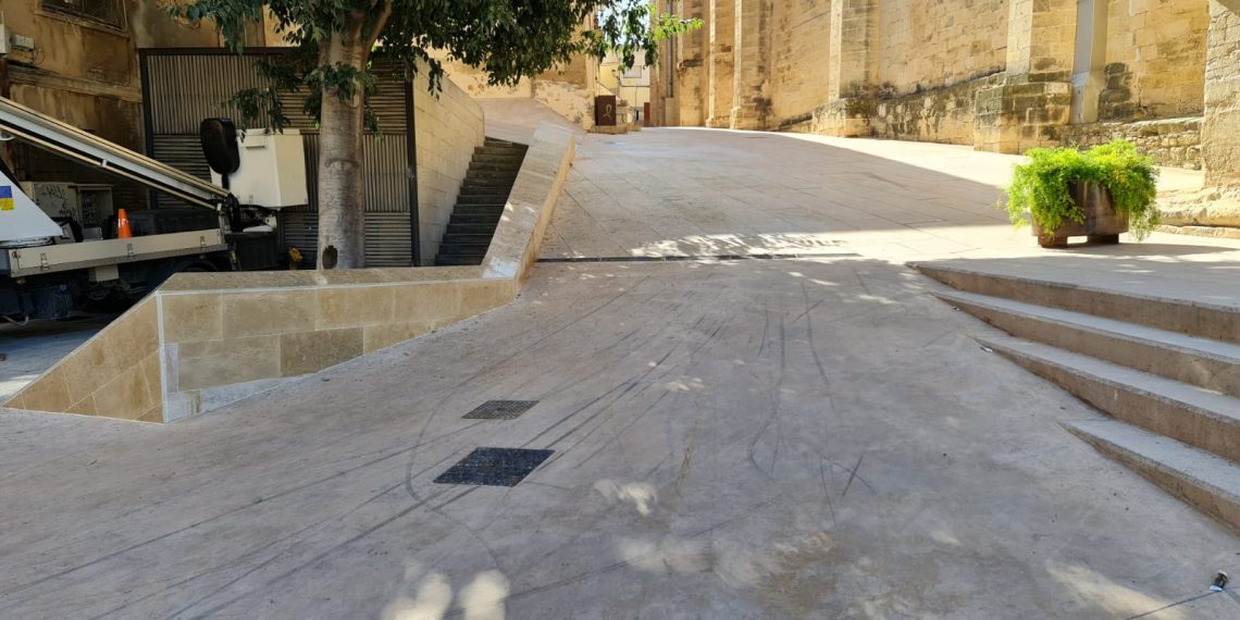 Tortosa acaba les obres als carrers entre la nova plaça de la Catedral i l’escola Remolins
