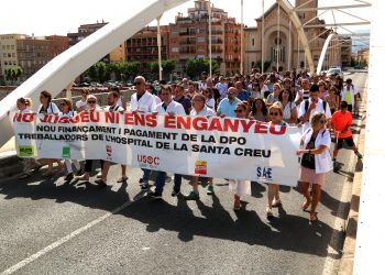 Un centenar de treballadors de l’Hospital de Jesús es manifesten a Tortosa per reivindicar els complements salarials