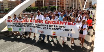 Un centenar de treballadors de l’Hospital de Jesús es manifesten a Tortosa per reivindicar els complements salarials