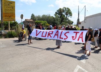 Tallen la ‘Carretera de la Vergonya’ per demanar les millores pendents a la via