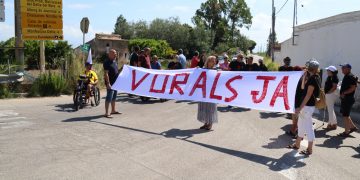 Tallen la ‘Carretera de la Vergonya’ per demanar les millores pendents a la via