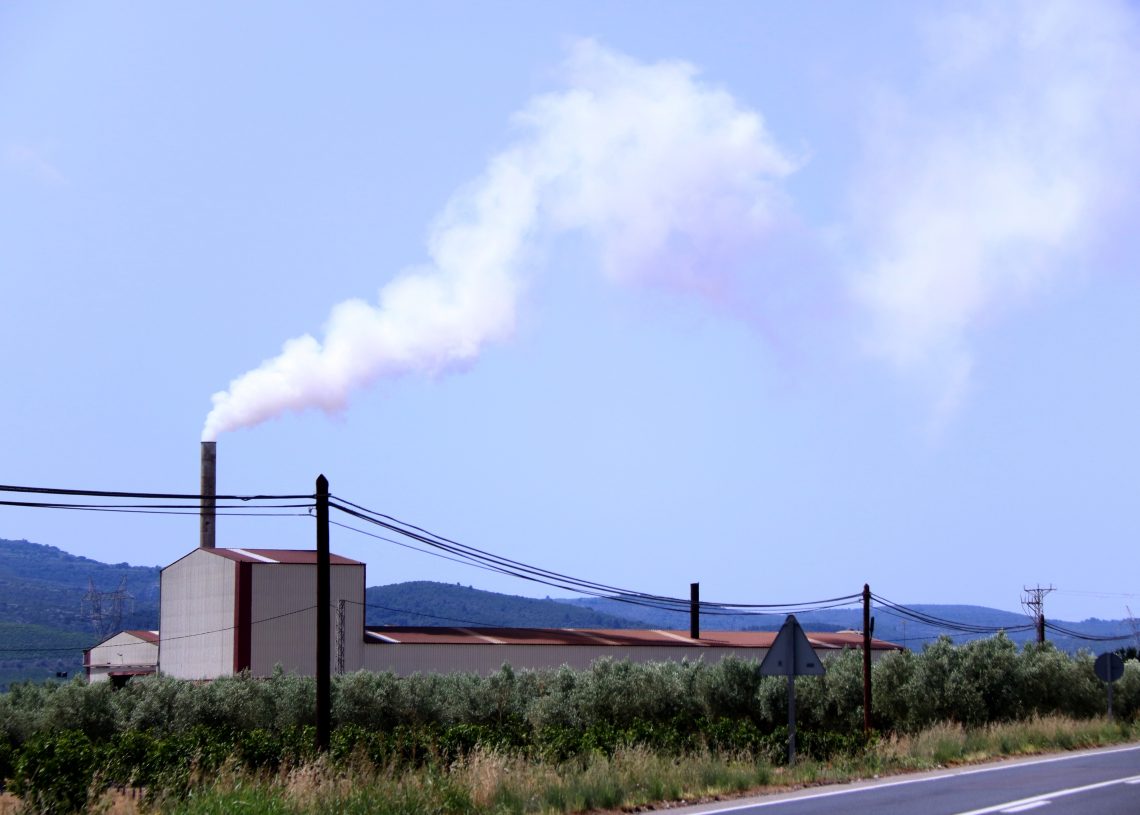 Veïns de Santa Bàrbara recullen firmes contra la pudor i els fums d’una planta de sansa