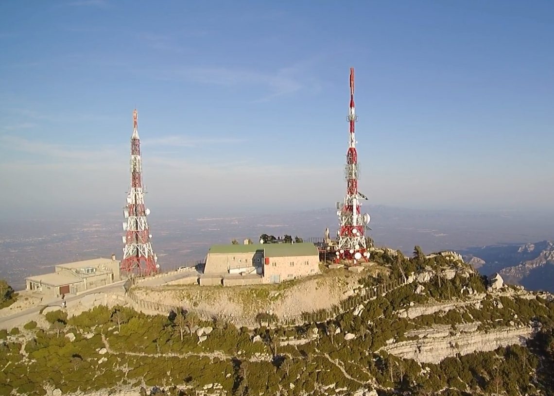 Les antenes de Mont Caro: quan la tele baixava del Port