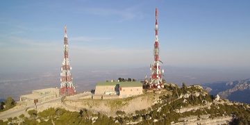 Les antenes de Mont Caro: quan la tele baixava del Port