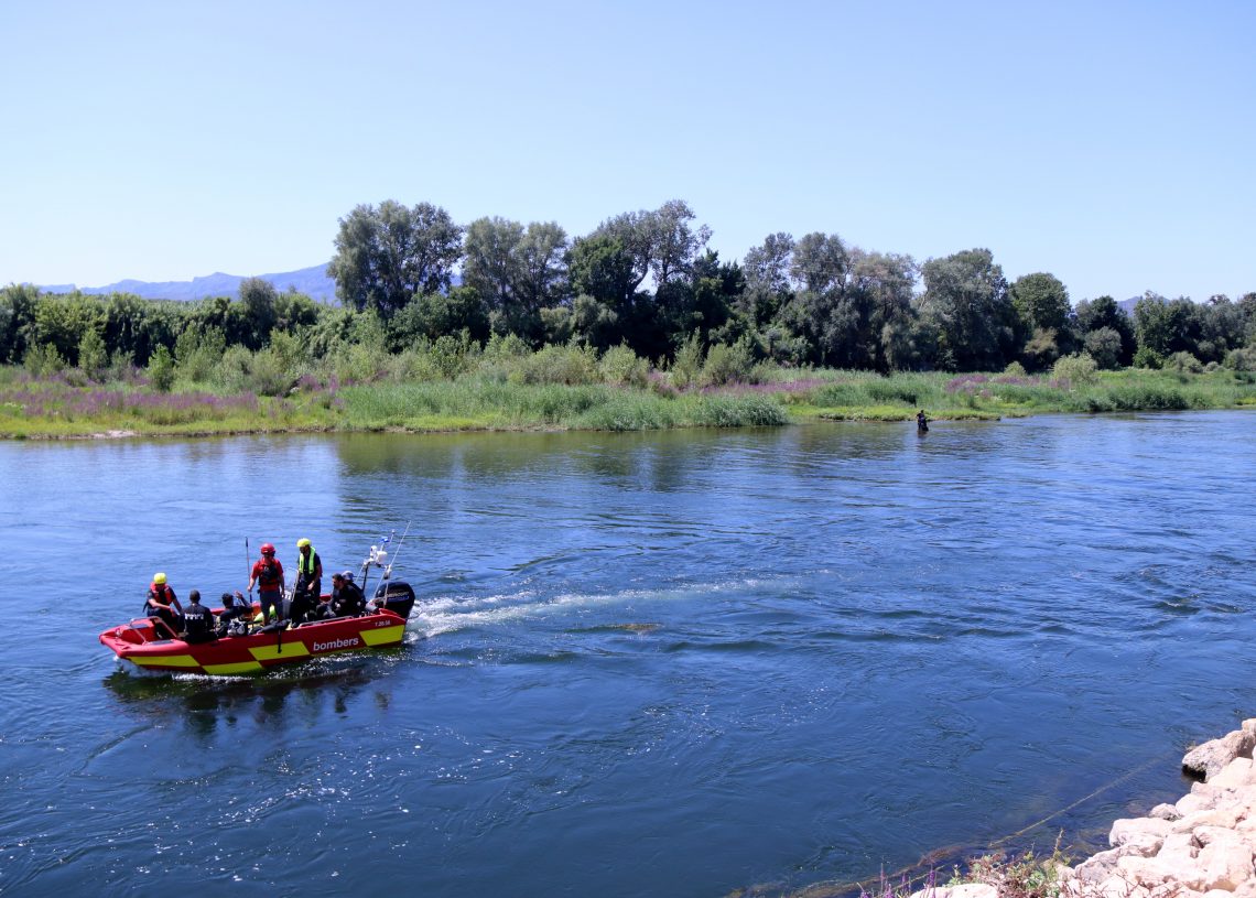 Una trentena de Bombers busquen un jove arrossegat pel riu Ebre a Benissanet