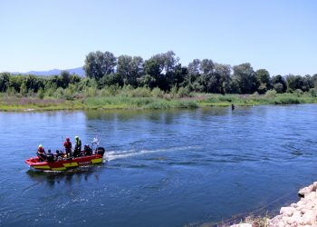 Una trentena de Bombers busquen un jove arrossegat pel riu Ebre a Benissanet