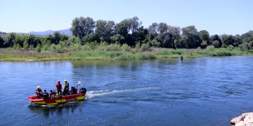 Una trentena de Bombers busquen un jove arrossegat pel riu Ebre a Benissanet