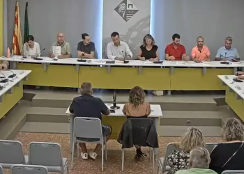 El moment en què Deltebre suspèn el ple per l’accident en què han mort dos motoristes