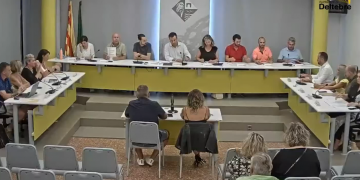El moment en què Deltebre suspèn el ple per l’accident en què han mort dos motoristes