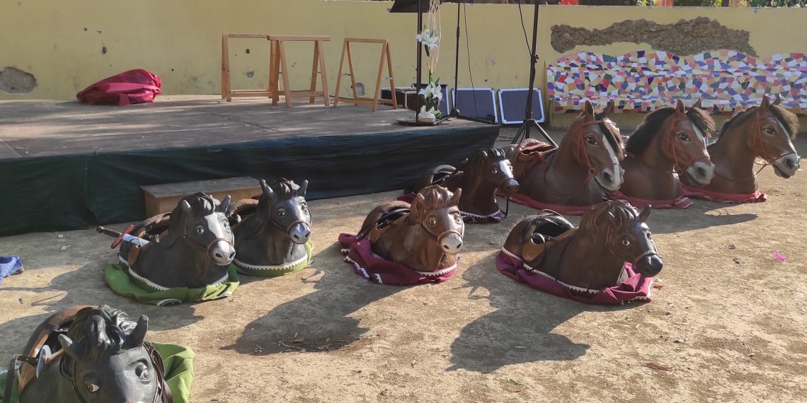 Els Gaiters de l’Aguilot bategen els nous cavallets infantils, que s’estrenaran pel Renaixement