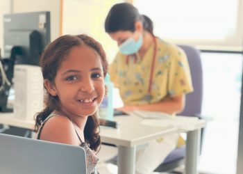 Pediatres de l’HTVC fan reconeixements mèdics als infants sahrauís del programa Vacances en Pau