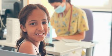 Pediatres de l’HTVC fan reconeixements mèdics als infants sahrauís del programa Vacances en Pau