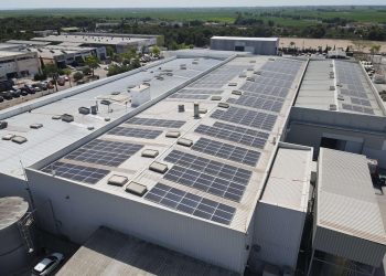 Amiblú instal·la més d’un miler de plaques fotovoltaiques a la seua planta de Camarles