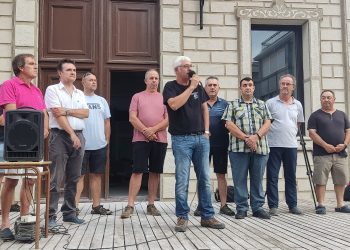 Els pagesos diuen prou al robatori de garrofes amb una protesta a Santa Bàrbara