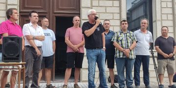 Els pagesos diuen prou al robatori de garrofes amb una protesta a Santa Bàrbara