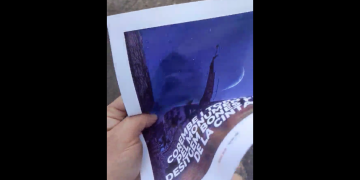 Esgarren l’anunci del monument franquista i el llancen al contenidor blau