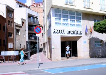 Kronospan compra l’hotel Montsià d’Amposta i un bloc de pisos a l’Aldea per allotjar els seus treballadors