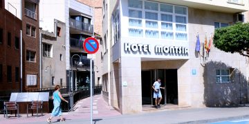 Kronospan compra l’hotel Montsià d’Amposta i un bloc de pisos a l’Aldea per allotjar els seus treballadors