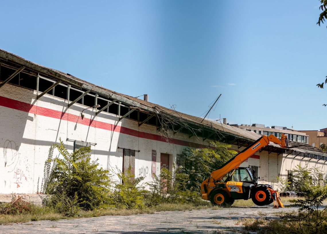 Adif comença l’enderroc dels antics magatzems de Renfe al centre de Tortosa