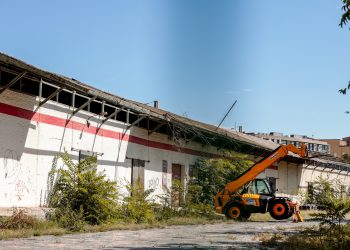 Adif comença l’enderroc dels antics magatzems de Renfe al centre de Tortosa