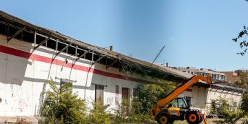 Adif comença l’enderroc dels antics magatzems de Renfe al centre de Tortosa