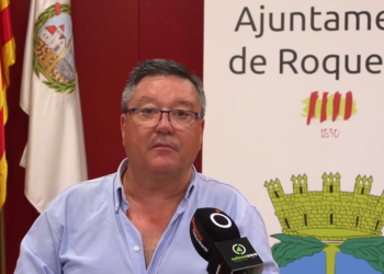 Llopis critica el llaç groc a l’escenari del Tradicionàrius a Roquetes: ‘Un símbol feixista català’