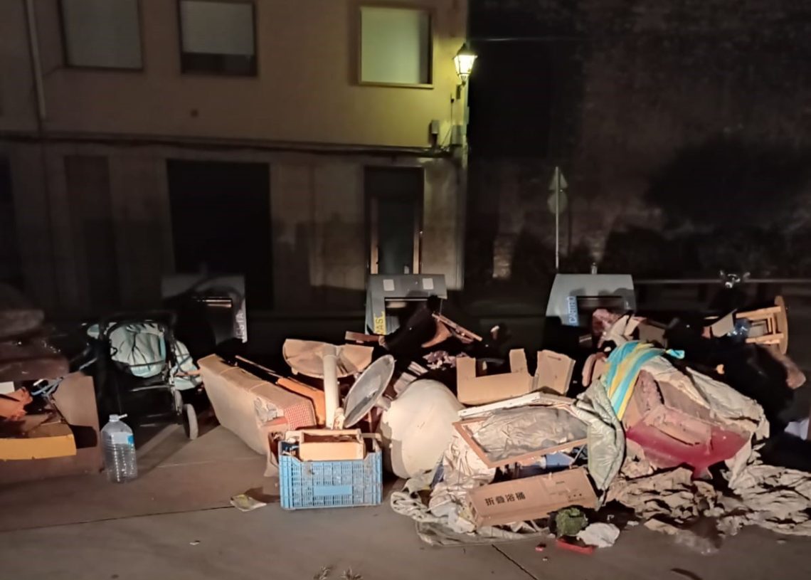Indignació per una muntanya de residus abandonada a la plaça del Rastre de Tortosa